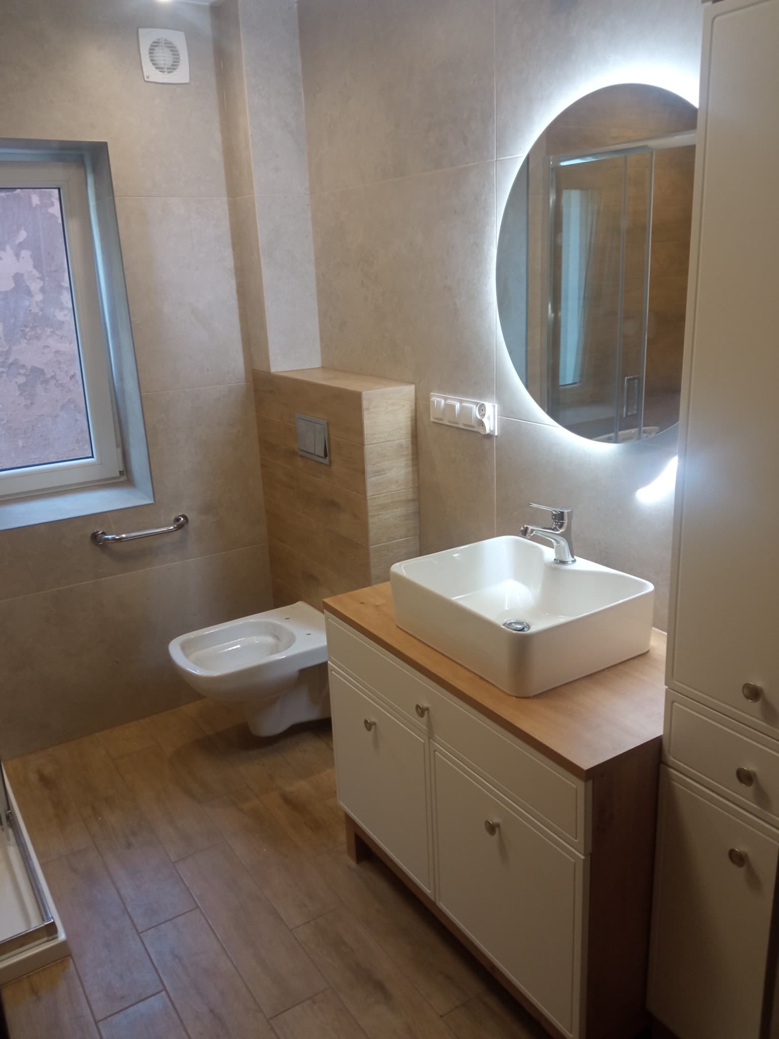 Łazienka ciepła - drewno i beż